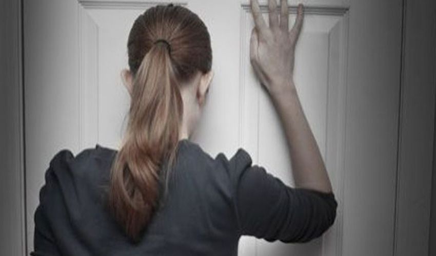 Bewoner van Leerdam staat voor een dichtgevallen voordeur