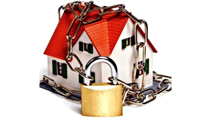 Stevig vergrendelde achterdeur bij een woning in Leerdam